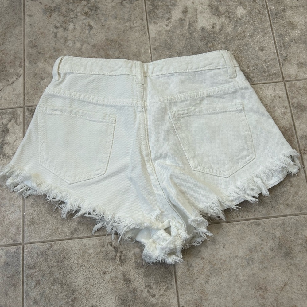 Stylish White Frayed Hem Women Shorts